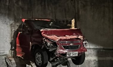 Carro fica pendurado em muro após colisão na Chácara do Quitão, em Itaúna