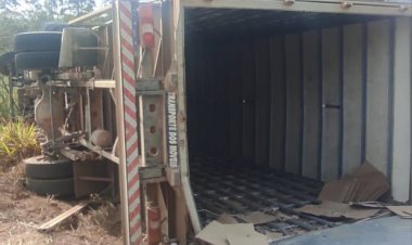 Caminhão tomba na AMG-0330 em Carmo do Cajuru e deixa dois feridos