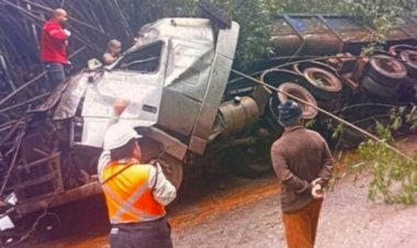 Itatiaiuçu: Caminhoneiro é socorrido após acidente em estrada de acesso a mineradora