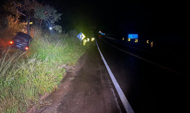 ACIDENTE I - Corsa saiu da pista e subiu no barranco