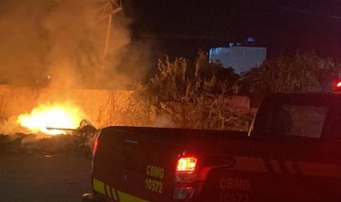 Incêndio em entulho de ferro-velho mobiliza Corpo de Bombeiros em Itaúna