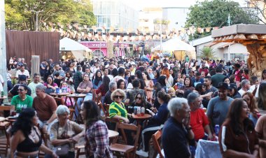 SUCESSO - Arraial levou famílias  à Praça da Matriz