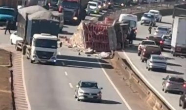 Trânsito Paralisado: Carreta tomba e fecha a BR-262 na altura de Juatuba