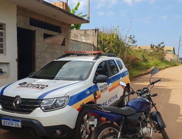 PM recupera moto furtada em Itatiaiuçu; suspeito foge por mata