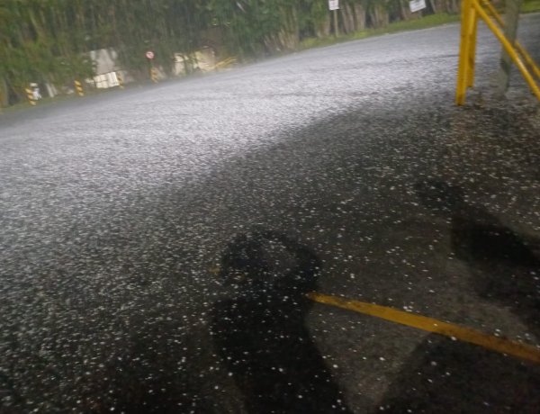 Chuva de granizo surpreende moradores em Itaúna nesta segunda-feira