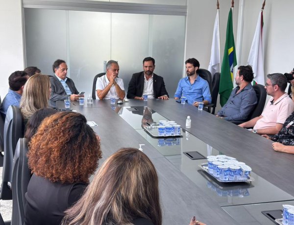 VISITA EM ITAÚNA - Prefeito recebe deputados