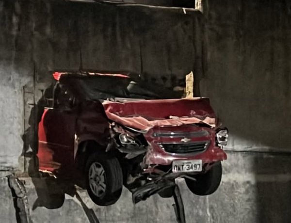 Carro fica pendurado em muro após colisão na Chácara do Quitão, em Itaúna
