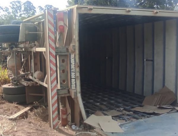 Caminhão tomba na AMG-0330 em Carmo do Cajuru e deixa dois feridos