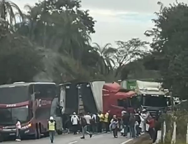 Acidente bloqueia BR-381 em Itatiaiuçu