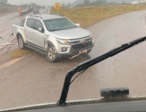 Duas colisões mobilizam trecho da MG-431 em Itaúna nesta sexta-feira