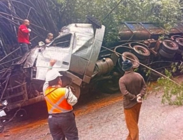 Itatiaiuçu: Caminhoneiro é socorrido após acidente em estrada de acesso a mineradora