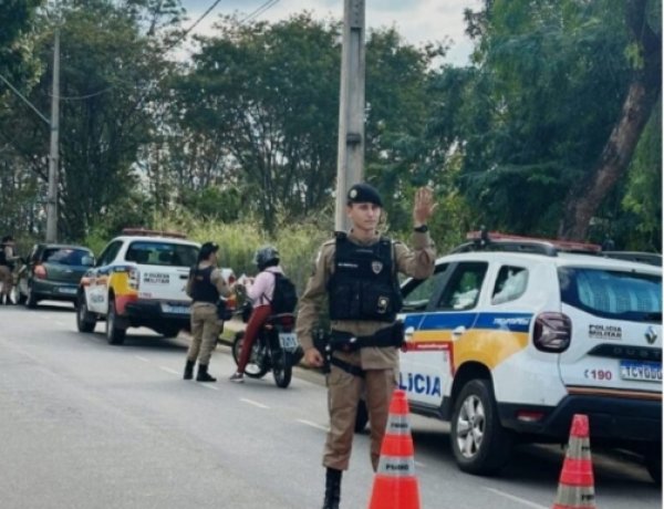 Segurança em pauta: PM realiza Patrulha Escolar e blitz contra violência doméstica em Itaúna
