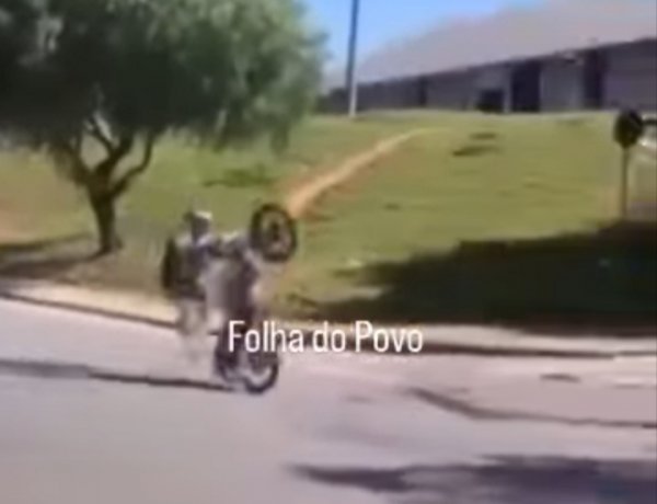 Manobra arriscada termina em queda de motociclista no Morada Nova