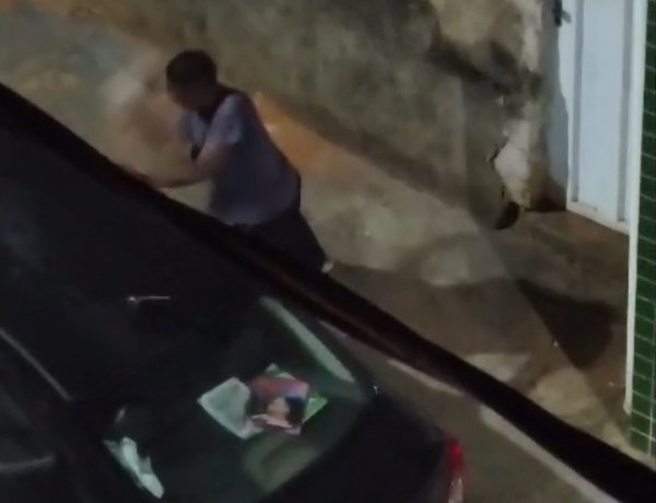 Furto em Itaúna: criminoso quebra vidro de carro e leva mochila no Centro