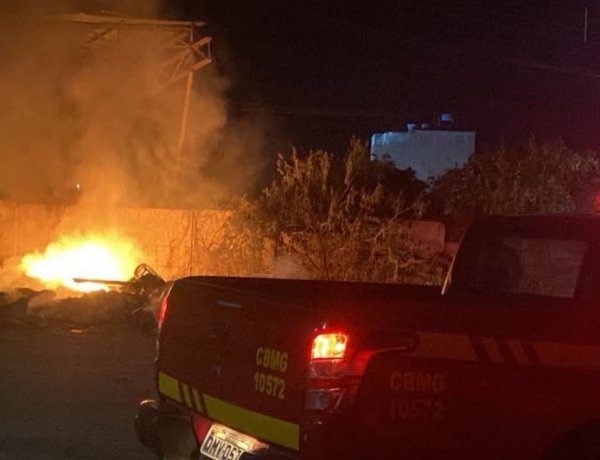 Incêndio em entulho de ferro-velho mobiliza Corpo de Bombeiros em Itaúna