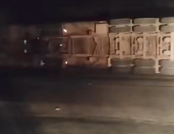 Acidente na MG-050: Carreta tomba perto do trevo de Santanense