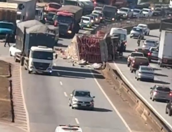 Trânsito Paralisado: Carreta tomba e fecha a BR-262 na altura de Juatuba