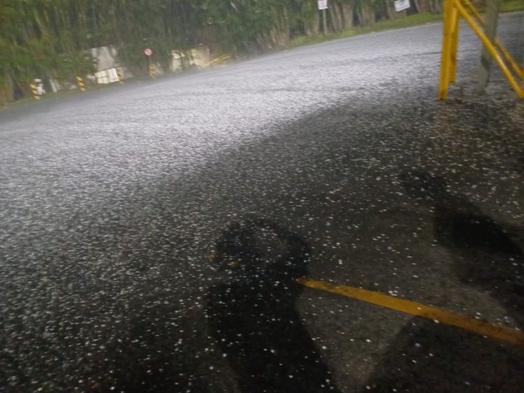 Chuva de granizo surpreende moradores em Itaúna nesta segunda-feira