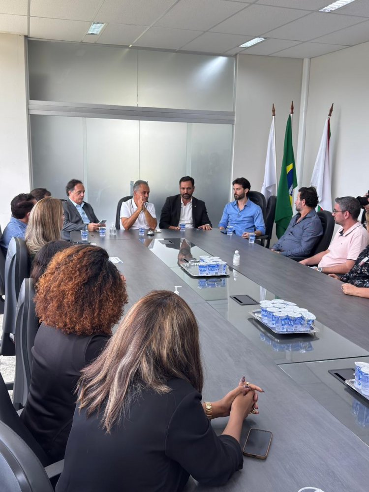 VISITA EM ITAÚNA - Prefeito recebe deputados