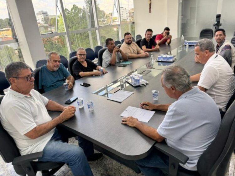 OBRAS - Prefeito assina contrato para asfaltamento de vias