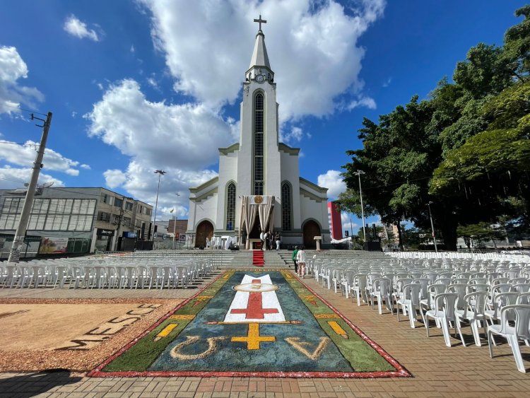 CORPUS CHRISTI  BELEZA E FÉ NA PRAÇA - Tapetes confeccionados em Itaúna ganham as redes sociais e “viajam o mundo”
