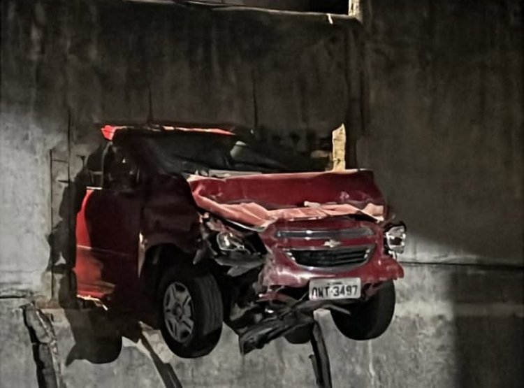 Carro fica pendurado em muro após colisão na Chácara do Quitão, em Itaúna