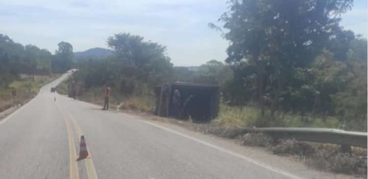 Caminhão tomba na AMG-0330 em Carmo do Cajuru e deixa dois feridos
