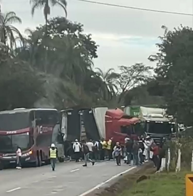 Acidente bloqueia BR-381 em Itatiaiuçu