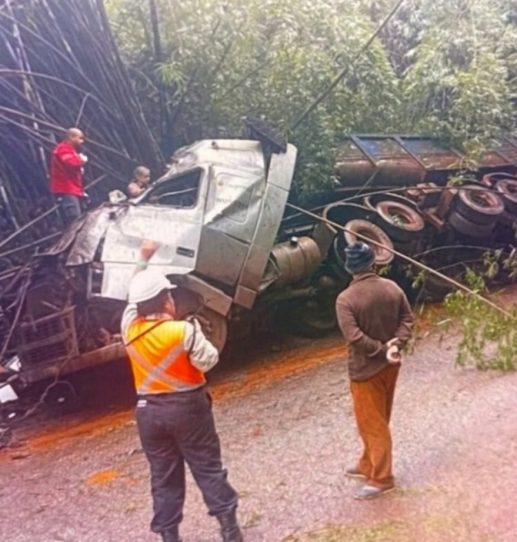 Itatiaiuçu: Caminhoneiro é socorrido após acidente em estrada de acesso a mineradora