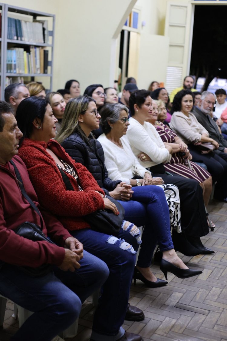 LANÇAMENTO - Psicóloga apresenta  livro sobre tabagismo