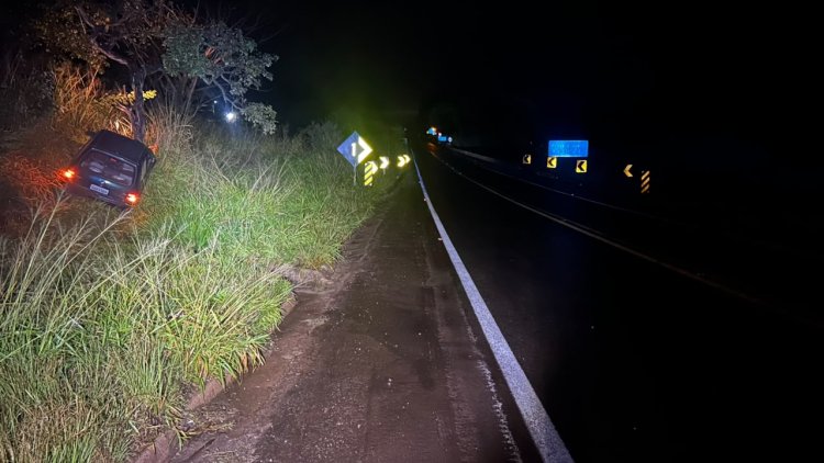 ACIDENTE I - Corsa saiu da pista e subiu no barranco