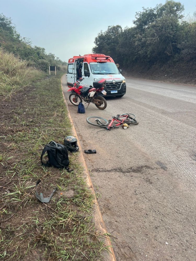 ACIDENTE II - Moto bate em bicicleta no acostamento