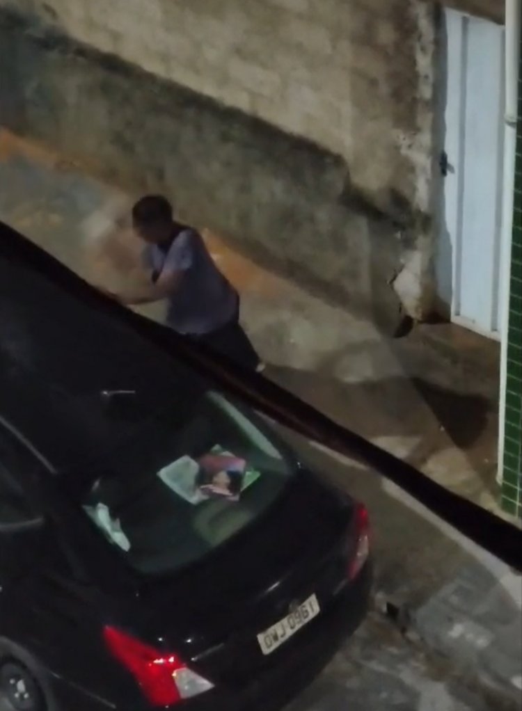 Furto em Itaúna: criminoso quebra vidro de carro e leva mochila no Centro