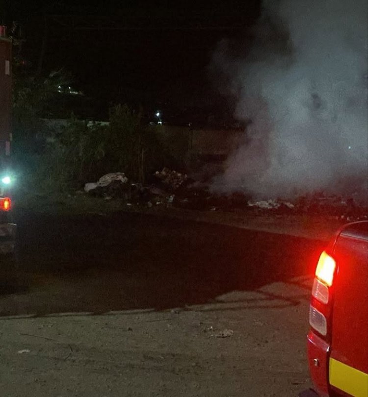 Incêndio em entulho de ferro-velho mobiliza Corpo de Bombeiros em Itaúna