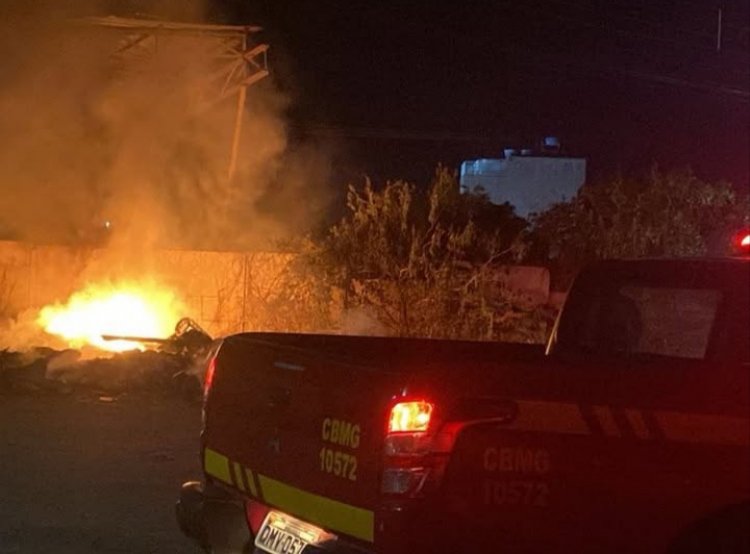 Incêndio em entulho de ferro-velho mobiliza Corpo de Bombeiros em Itaúna