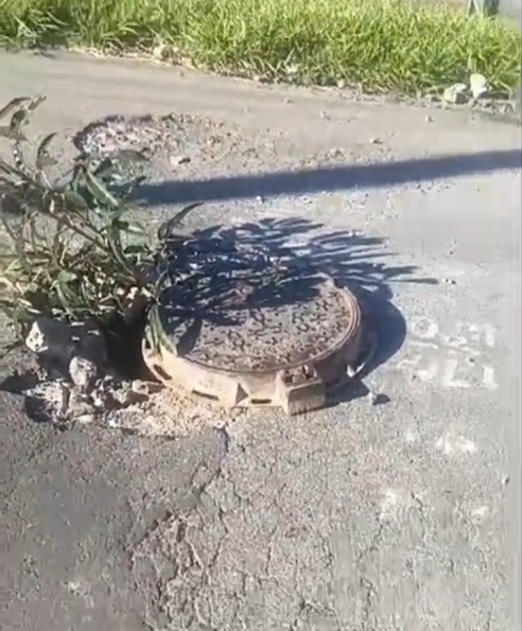 Tentativa de furto de tampão de bueiro deixa buraco exposto no Jadir Marinho