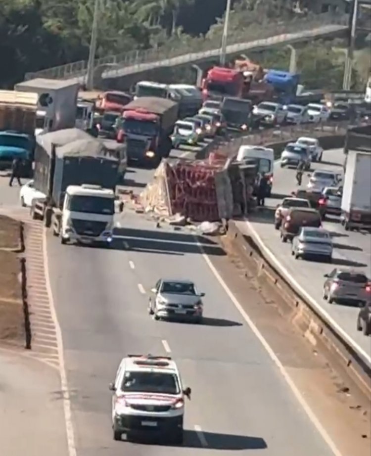 Trânsito Paralisado: Carreta tomba e fecha a BR-262 na altura de Juatuba