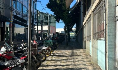 Delegado faz pressão, prefeito e coronel cedem: O ponto de ônibus continua ilegalmente em frente ao Banco Mercantil