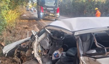 Idoso morre após colisão frontal entre carro e caminhão na BR-352, em Pitangui