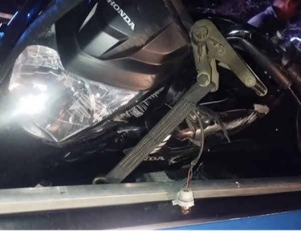 Acidente na MG-050 em Itaúna deixa jovem ferida após queda de moto