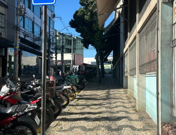 Delegado faz pressão, prefeito e coronel cedem: O ponto de ônibus continua ilegalmente em frente ao Banco Mercantil