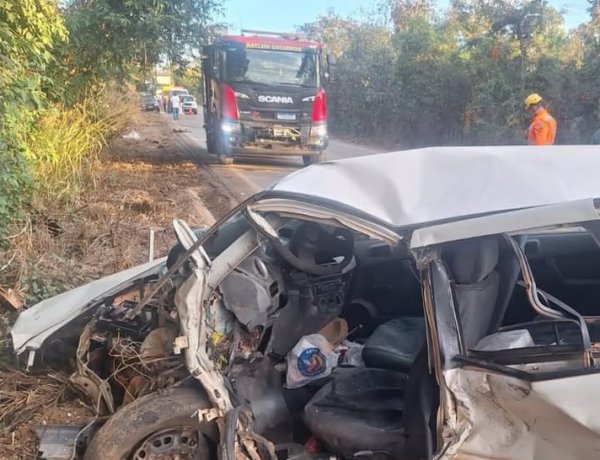 Idoso morre após colisão frontal entre carro e caminhão na BR-352, em Pitangui