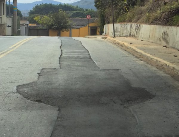 Voz do Povo: Buracos e remendos mal feitos da Gasmig geram queixas em Itaúna
