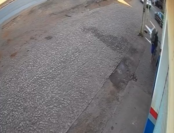 Homem furta mesas em bar de Itaúna e pede copo de água antes de fugir