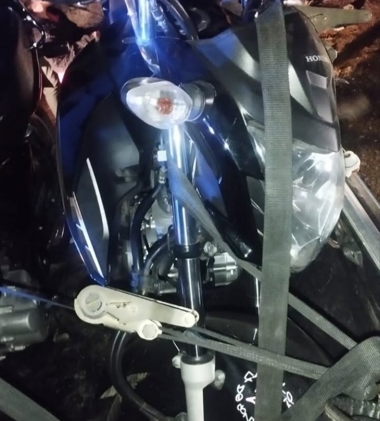 Acidente na MG-050 em Itaúna deixa jovem ferida após queda de moto