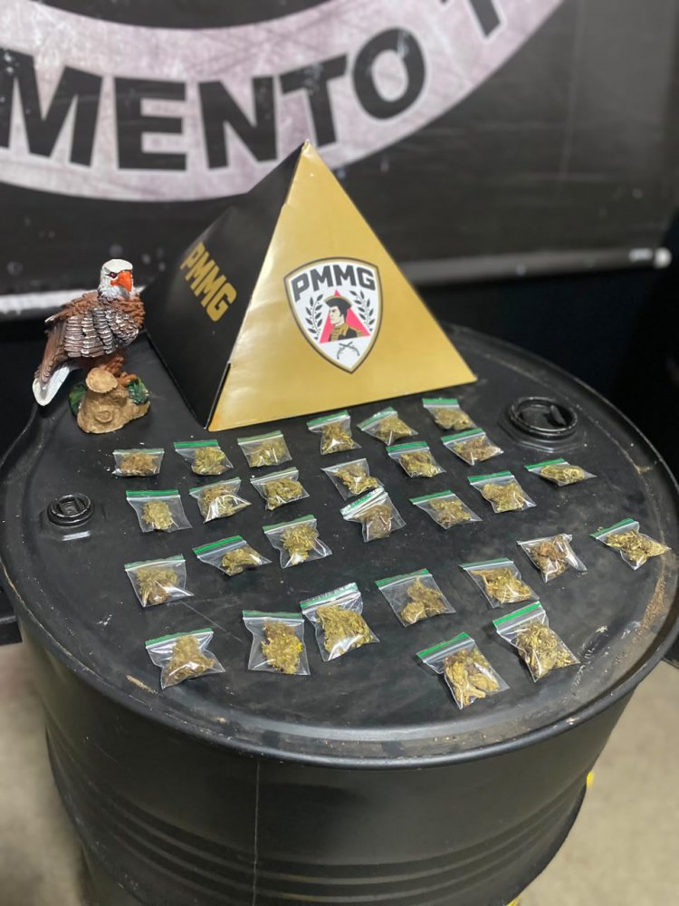 TRÁFICO II - PM apreende 28  buchas de maconha