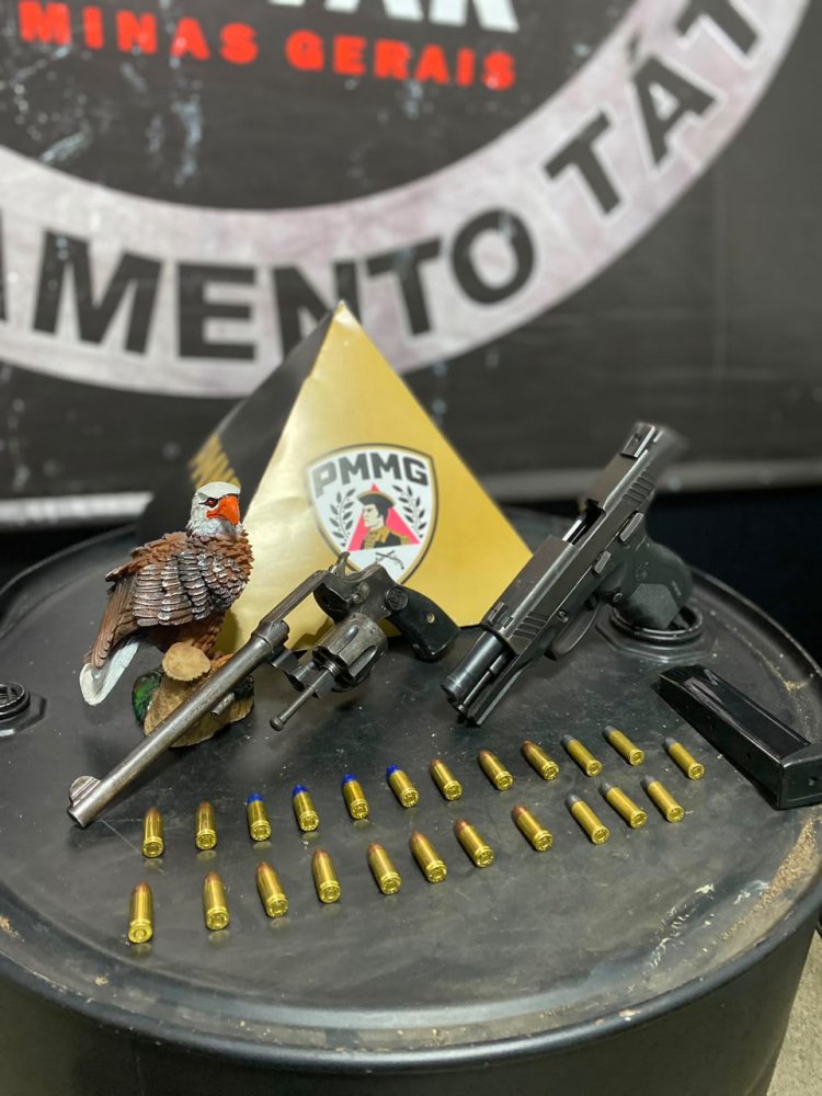 População denuncia e  PM apreende armas e munição