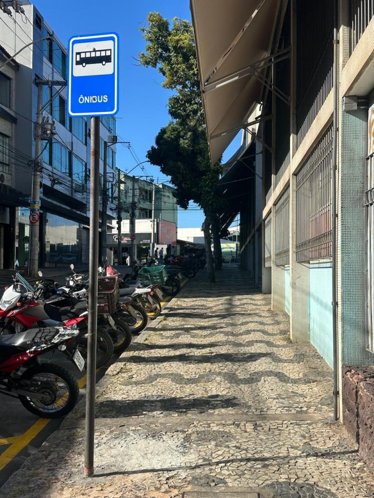 Delegado faz pressão, prefeito e coronel cedem: O ponto de ônibus continua ilegalmente em frente ao Banco Mercantil