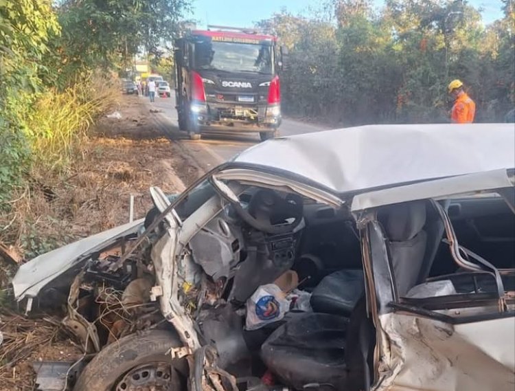 Idoso morre após colisão frontal entre carro e caminhão na BR-352, em Pitangui
