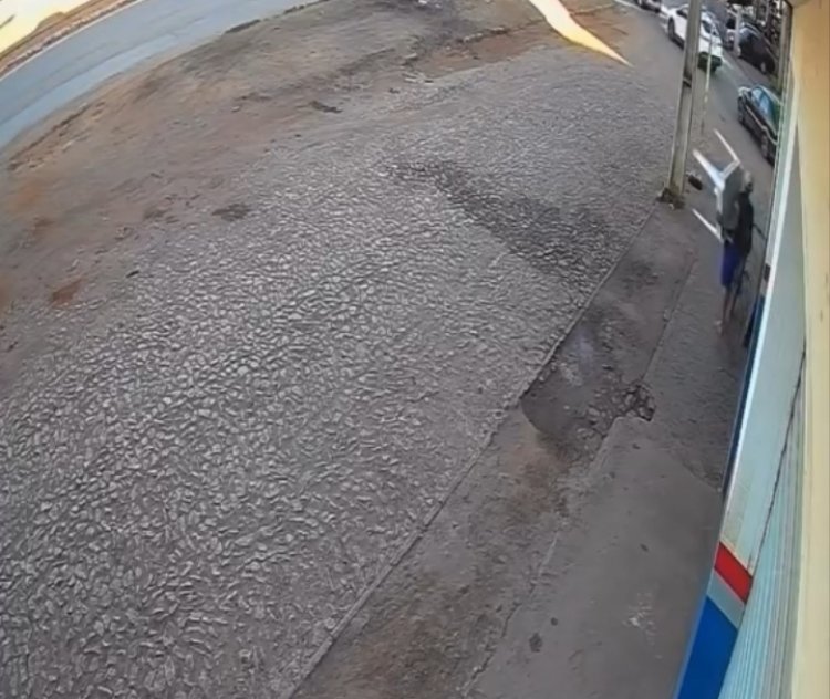 Homem furta mesas em bar de Itaúna e pede copo de água antes de fugir